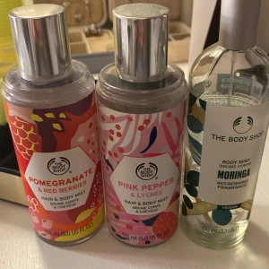 Tre Body Mists från The Body Shop - Säljer tre olika Body Mists från The Body Shop. En med doft av Pomegranate & Red Berries, en med Pink Pepper & Lychee, och en Moringa Refreshing Fragrance.  Skulle säga att alla parfymerna har ca 80/75% kvar o de håller väldigt länge! 80kr styck