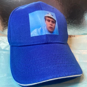 PSYCHOPATH BALLADS - keps - ✨1st keps inspirerad av gtb/sbe! ✨⭐️ Går att justera storlek⭐️ 🩵🥳I varje GTB/SBE beställning av keps ingår det ett slumpmässigt utvalt gtbsbe foto, drain stickers och freebies (godis+klistermärken) 🥳🩵