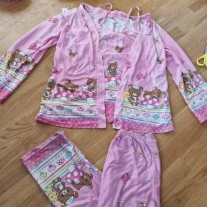 Rilakkuma 3 delar pyjamasset - bra skick :) 