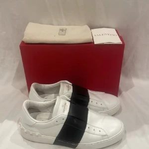 Valentino open  - Sjukt fräscha Valentino Open sneakers i vitt och svart. Skorna köptes i valentinos egna butik i serravelle. Kvitto, box och dustbag finns med (alltså allt og). Skriv om funderingar, tar även imot byten.