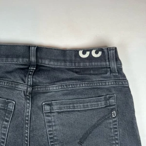 Dondup George  - Snygga svarta jeansbyxor från Donduo George  med klassisk femficksdesign. Byxorna har en normal passform och är tillverkade i ett slitstarkt denimtyg. Perfekta för en stilren look.