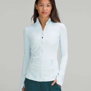 Lululemon define jacket  - Säljer min superfina och eftertraktade lululemon define jacket i denna superfina ljusblåa färg! Den är använd ( lite smånopprig här och var, se bilder! ) men ändå bra använt skick! Lappen i ryggen har ramlat av men minns att det var en storlek 4!💘💘