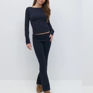 Marinblå yoga pants från Gina Tricot!💞💞 - Snygga marinblå yoga pants som är lågmidjade och bootcut! Har endast använt fåtal gånger!🩷