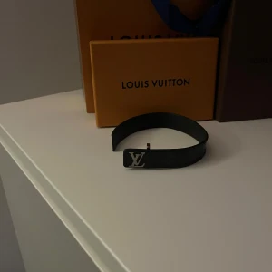Svart armband från Louis Vuitton - Box och kvitto finns. Fint skicka och inte använt överdrivet mycket.
