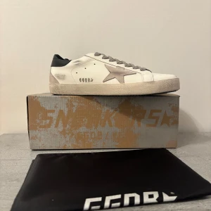 Golden Goose - Pris kan diskuteras!!!! Säljer nu mina golden goose då de var för små, kommer med allt original, 8/10 skick men har tvättat upp dem! Storlek 43. Extremt efterfraktade och svåra att finna i denna färg samt skick. Perfekta för våren & sommaren☀️Skriv vid intresse!!