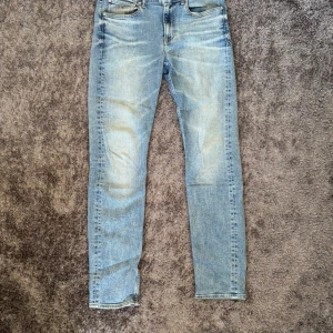 Blå jeans från Calvin Klein - Snygga blå jeans från Calvin Klein med slim passform. De har klassisk femficksdesign och en läderpatch med logotyp baktill. Perfekta för en stilren look.