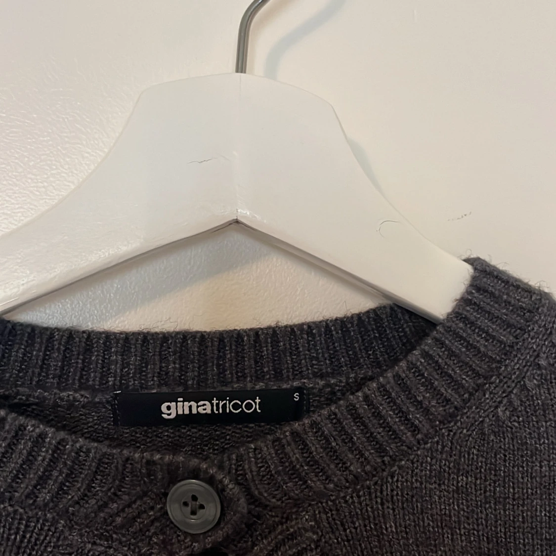 Mörkgrå kofta från Gina Tricot - 4