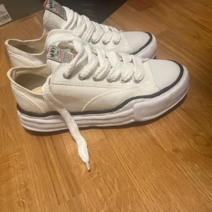 Vita Maison miharas - Snygga vita sneakers från Maison Mihara. Säljer då de är för stora. Pris går att diskutera!