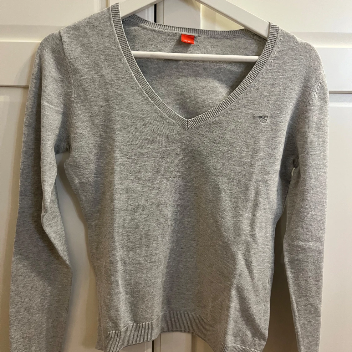 Grå v-ringad tröja från Esprit