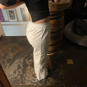 Vita linnebyxor - Snygga vita linnebyxor med elastisk midja för en bekväm passform. Byxorna har en rak stil och är perfekta för en avslappnad look. De har fickor fram och bak och är tillverkade i ett lätt och luftigt material. Är 166 och dom passar mig bra