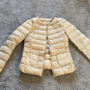 Beige dunjacka - Säljer denna fina vårjacka. Lappen är tyvär borta så vet inte märket eller storlek. Men passar mig som brukar ha S/XS 💗💗