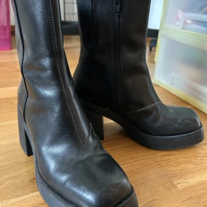Vagabond Brooke skor - Boots från Vagabond i modellen Brooke, storlek 36. Nypris 1900 kr. Köpta förra året men knappt använda (mina fötter klarar inte klackar tyvärr). Otroligt snygga och i bra skick (smutsiga och dammiga men inga märken).