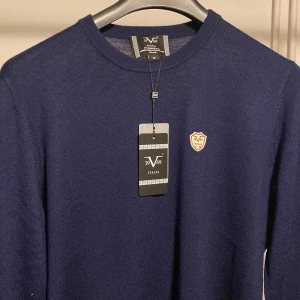 Mörkblå tröja från 19 V 69 Italia(HELT NY) - Säljer en snygg merinoullströja | Italienskt Märke |  Skick 10/10 (Helt ny) |  Nypris 2000 | Priset är ej hugget vid snabb affär | Hör av dig vid frågor och funderingar//