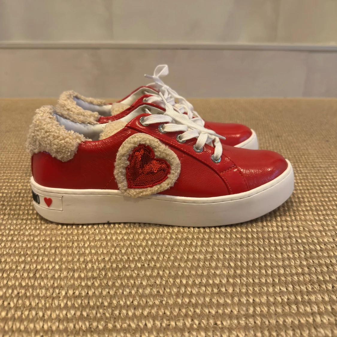 Röda sneakers med hjärtdetalj från Love Moschino