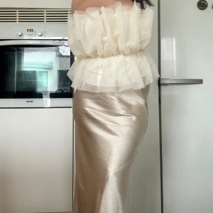 Krämfärgad axelbandslös topp från Gina storlek L - Söt Offshoulder topp från Gina, använd en gång. Storlek L 🥰