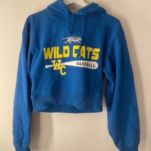 Blå hoodie med tryck - Säljer en blå hoodie med ett coolt tryck i gult och vitt. Ska flytta snart så vill gärna bli av med allt så fort som möjligt (pris kan diskuteras)💕