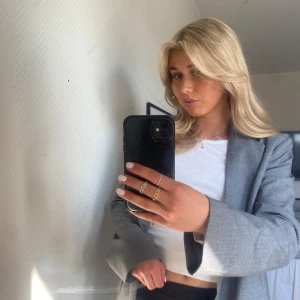 Grå kavaj - Snygg grå kavaj med klassisk design. Perfekt för en stilren look. Kavajen har en normal passform