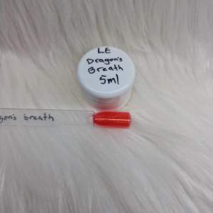 Snygg röd gel color med skimrande finish i en liten 5ml burk. Perfekt för att ge dina naglar en glödande look.