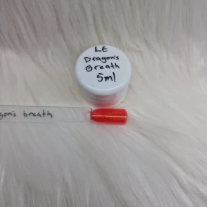 Light Elegance colorGel 'Dragon's Breath' 5ml - Snygg röd gel color med skimrande finish i en liten 5ml burk. Perfekt för att ge dina naglar en glödande look.