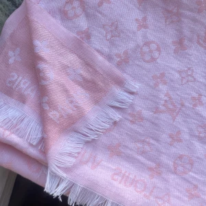Rosa scarf  - Har inget äkthets bevis därav priset 