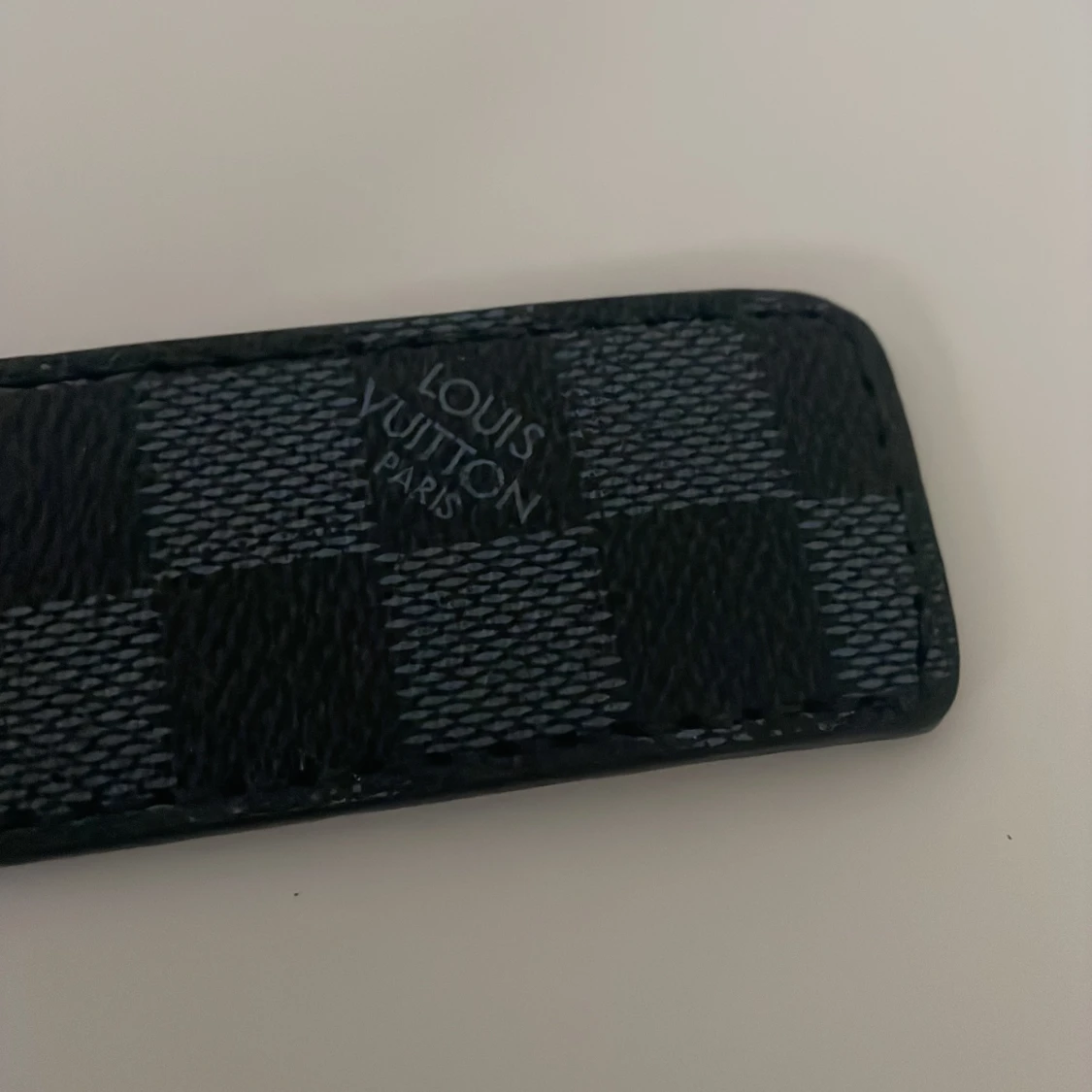 Svart bälte med bronz emblem - 1