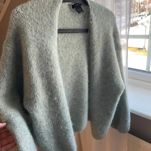 Grön stickad kofta - Grön stickad kofta från Lindex🥰