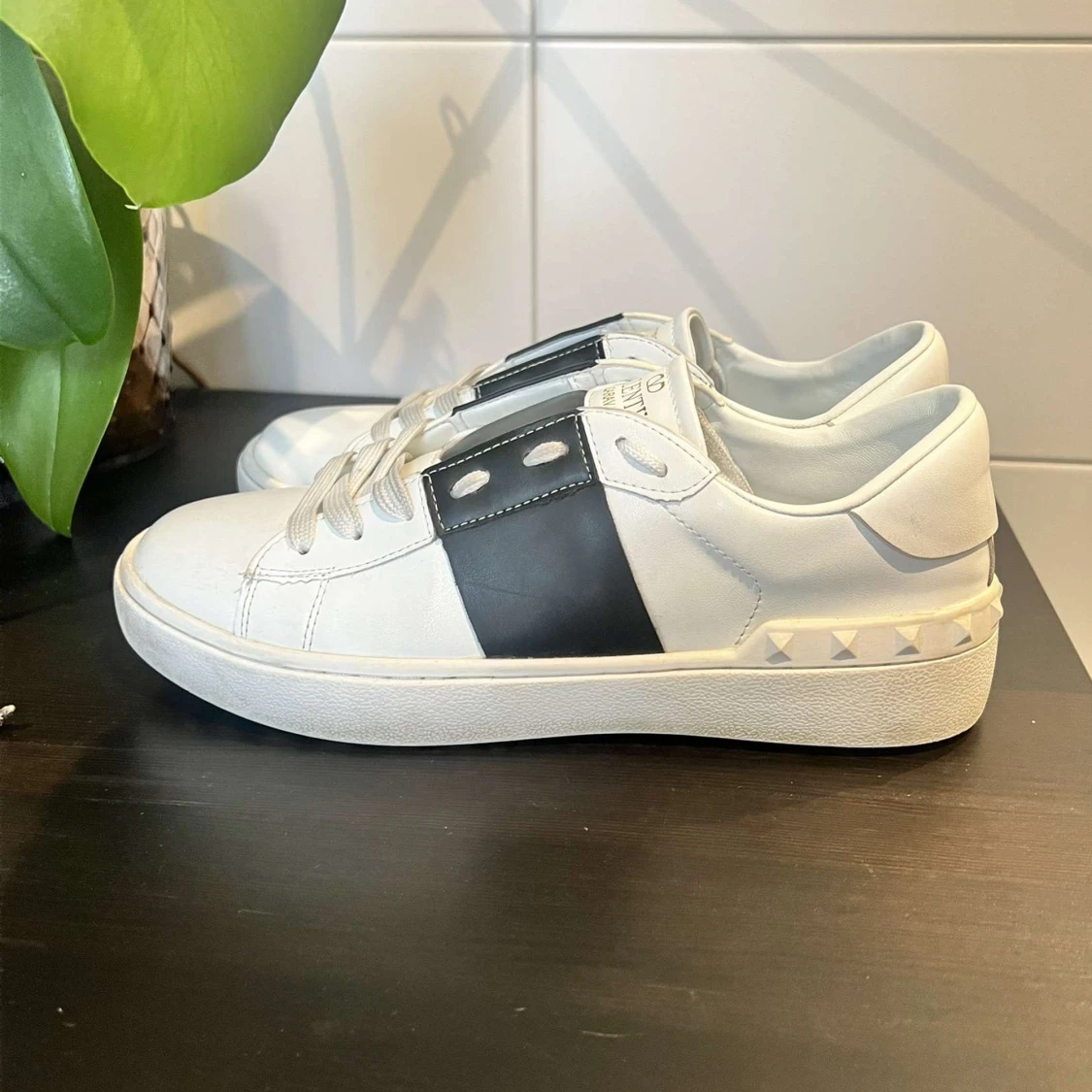vita sneakers med svart rand