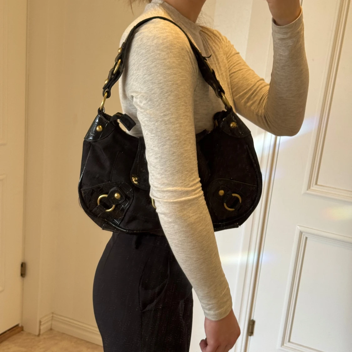 Svart axelväska med gulddetaljer - 1