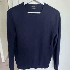 Massimo Dutti tröja - Säljer nu denna snygga och stilrena Massimo dutti tröja i ull och Kashmir blandning. Passar utmärkt till alla outfits.