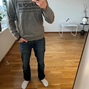 Grå Barbour Sweatshirt S - Snygg och trendig Barbour tröja. Sparsamt använd och har inga märken eller hål. Säljer då den tyvärr är för liten. Original pris: 950kr  Storlek:S