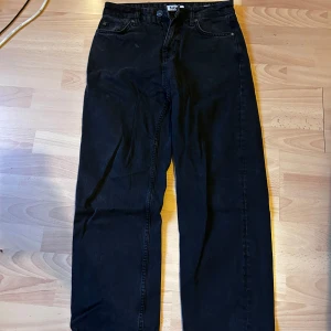 Svarta jeansbyxor från Weekday - Svarta baggy jeans i ganska bra skick. Lite skrynkliga då dem legat i en låda ett tag men enkelt att åtgärda med ett strykjärn.