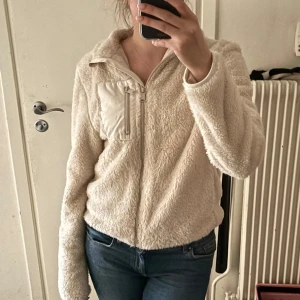 Teddyfleece/ pilé jacka - Perfekt jacka nu inför våren, kan även användas  kofta innanför jackor. Mjuk och varm. Använd endast 2-3 gånger