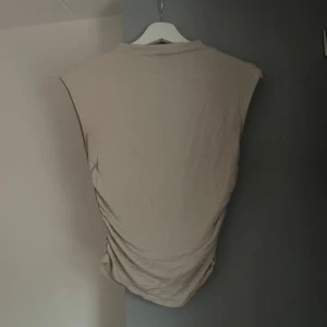 Beige ärmlös topp - En topp från Gina, som inte används längre🤗