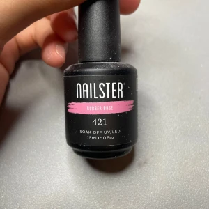 Rosa Rubber Base från Nailster - Nailster Rubber Base i nyansen 421, en vacker rosa färg. Perfekt för att skapa en hållbar och jämn bas för dina naglar. Flaskan innehåller 15 ml och är anpassad för soak off UV/LED härdning.