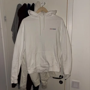 Vit hoodie från Axel Arigato - Säljer en stilren vit hoodie från Axel Arigato . Perfekt för en avslappnad look.