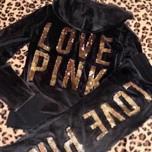 Pink VS tracksuit - Super snygg tracksuit. Något gråare i färgen och dragkedjan sitter fast. Byxorna i S och tröjan i L men passar S. Byxorna: midja:37 med strech längd:103. Tröjan: bredd:42 längd:55. 💗