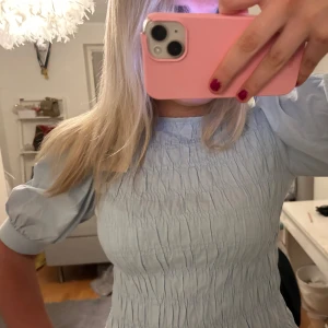 Ljusblå topp - Säljer en söt ljusblå topp som tyvärr inte kommer till användning längre💕 använde Max 5 gånger