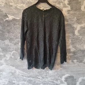Mörkgrön spetsblus från Zara - Mörkgrön spetsblus från Zara. Blusen har långa ärmar och ett vackert spetsmönster som ger en stilren look. Blusen är i mycket bra skick. Jag hittar ingenting att anmärka på.