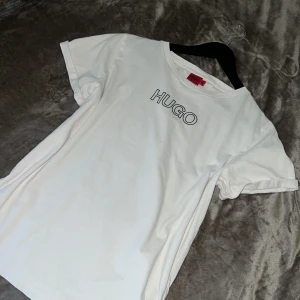 Vit t-shirt från Hugo BOSS - Köpt från zalando, använd 3-4 gånger. Storlek XL men kan passa en L beroende hur du vill ha passformen. Stilren