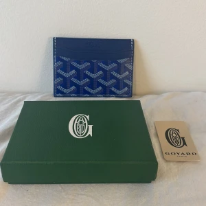 Blå korthållare från Gojard. - Säljer denna plånbok som gör dig se stilig ut. Den kan hålla kort och därmed sedlar. Otroligt bra kvalité och jätte färgglad. Är väldigt liten men kan hålla massa kort och lite cash.  Nästan helt oanvänd och super rent. Levereras med en box också PRISET KAN DISKUTERAS