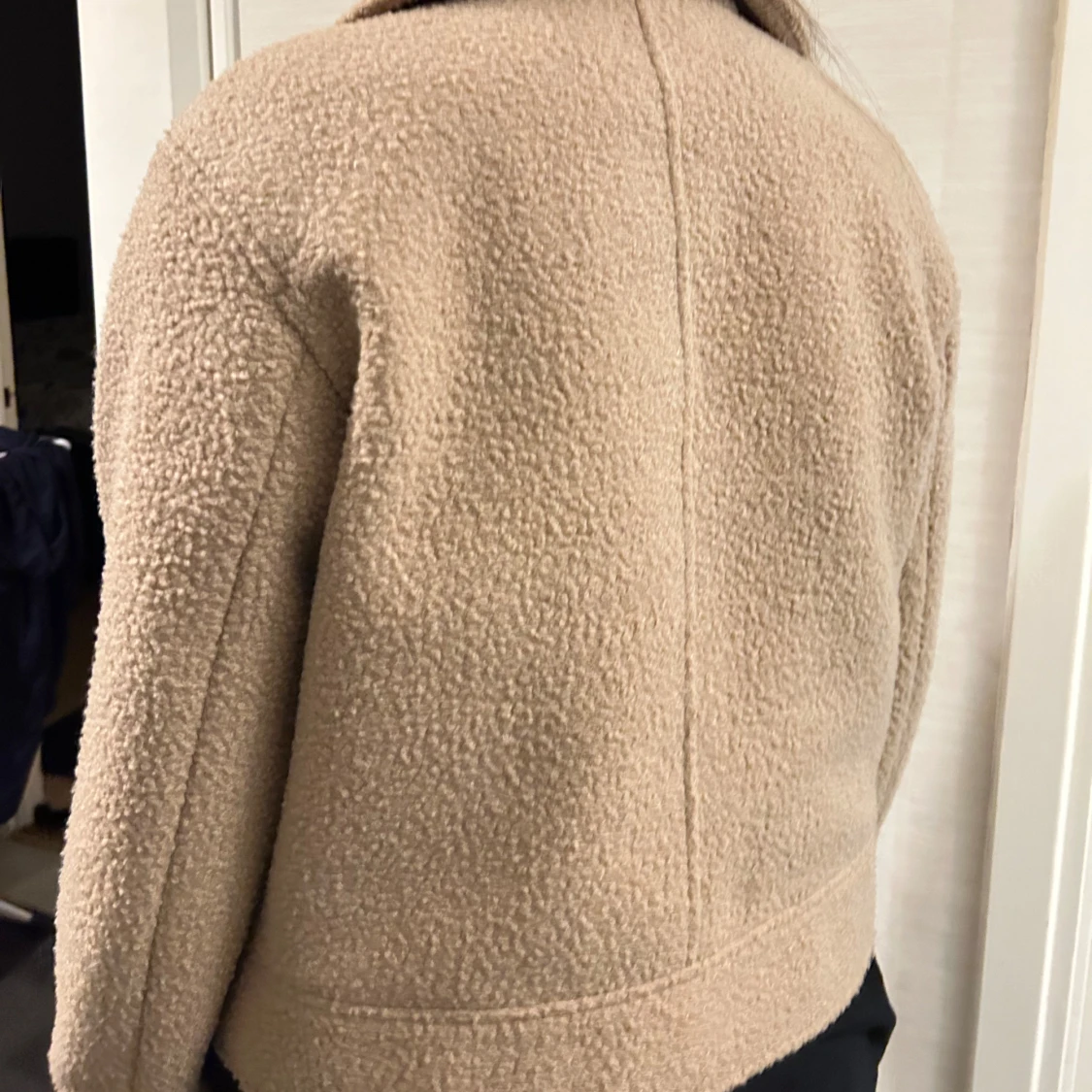 Beige teddyjacka med knappar - 2