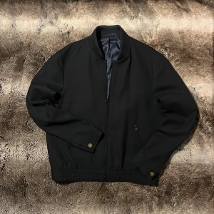 Tiger of Sweden kostym jacka  - Säljer denna snygga svarta kostym jacka från Tiger of Sweden med dragkedja och stilrena detaljer. Jackan har en minimalistisk design med långa ärmar och knapp detaljer vid ärm sluten. Skriv om ni undrar något!