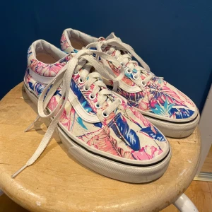 Mönstrade vans skor - Vans skor med rosa och blå mönster. Knappt några slitningar eller tecken på användning, storlek 39, pris kan diskuteras 