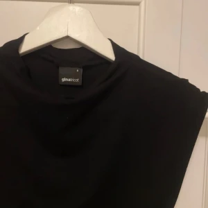Svart topp - Svart topp från Gina, använd fåtal gånger 