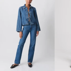 Blå jeansbyxor - Snygga blå jeansbyxor med en klassisk design. De har en rak passform och är perfekta för en avslappnad stil. Helt oanvända💕