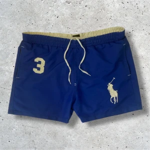 Ralph Lauren shorts - Feta blåa raffe shorts i stl M utan några defekter alls. Skicket är 9/10 och har mycket kvar att ge. Skriv ifall ni undrar något, pris kan diskuteras!