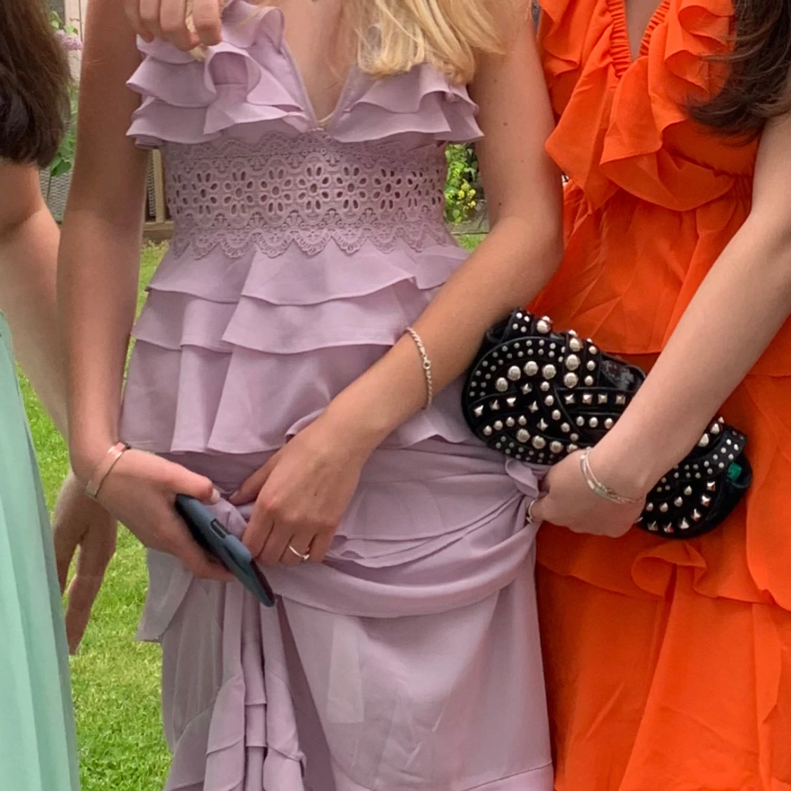 Ljuslila klänning med volanger - 1