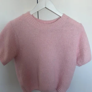 Fin stickad tröja från Gina Tricot  - Säljer min stickade tröja från Gina Tricot då den aldrig kommer till användning. Endast använd en gång. Superfin tröja till skolan