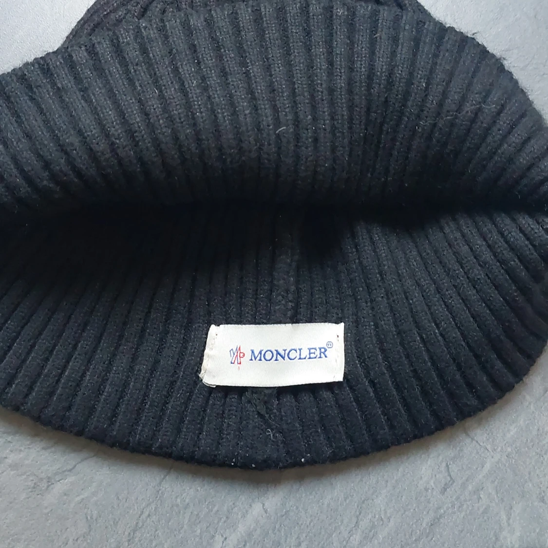Svart mössa från moncler - 2