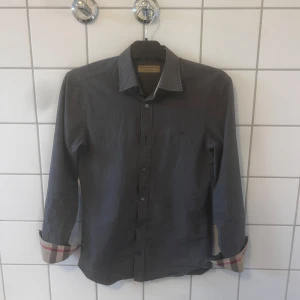 Burberry skjorta  - Säljer en burberry skjorta i tio skick är äkta pris kan diskuteras 